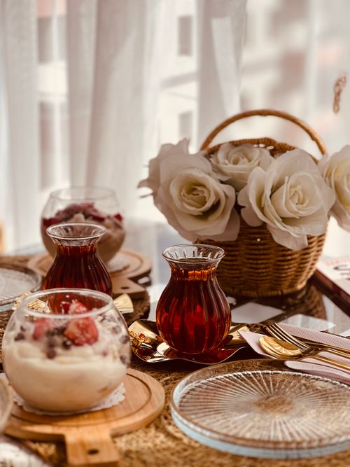 Free A beautiful tea setup with traditional Turkish glasses and white roses in Ankara, Türkiye. Stock Photo