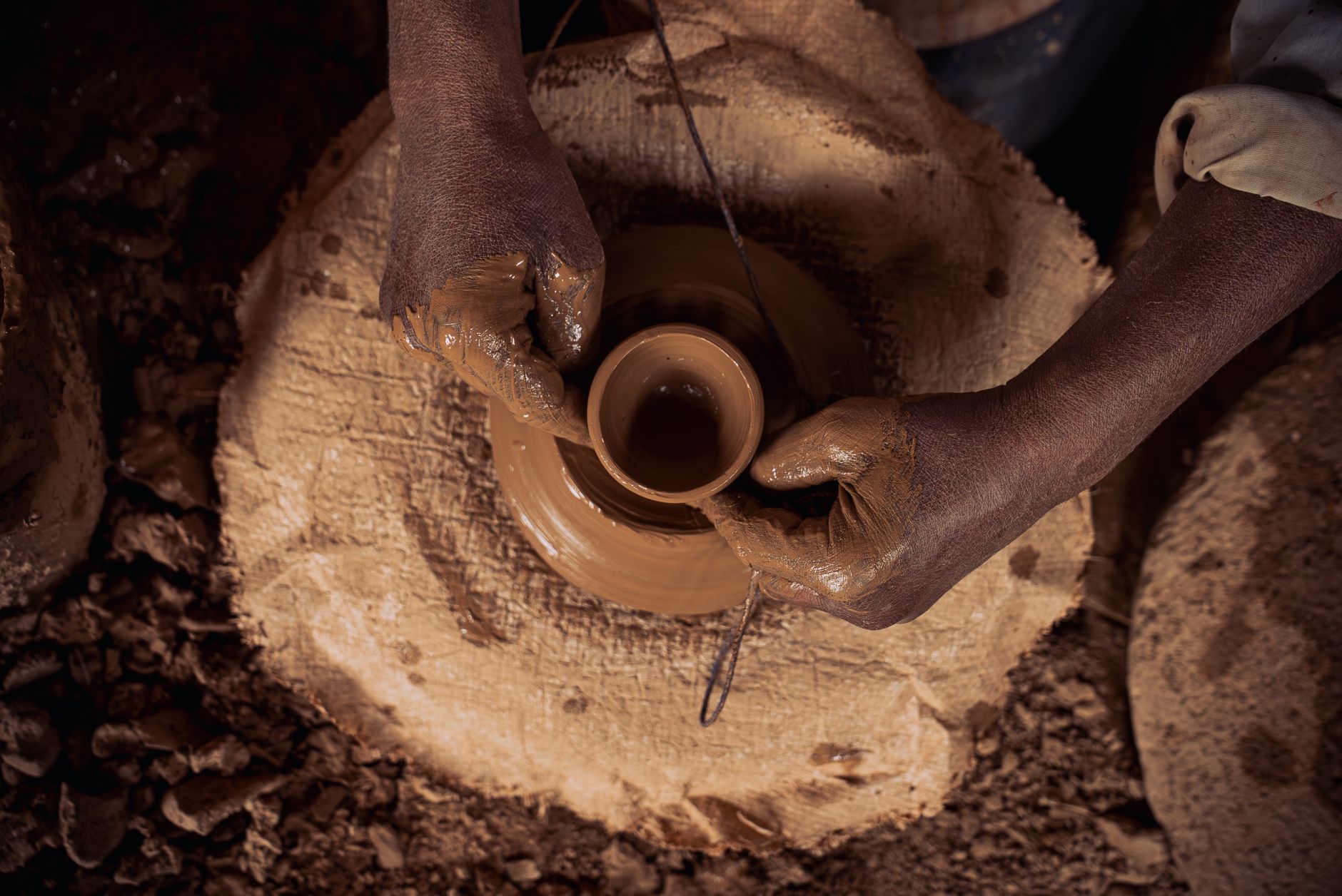 Photo : Salaheddine Es-sellak / Pexels Close-up of hands shaping clay on a potter's wheel in Marrakech, Morocco.