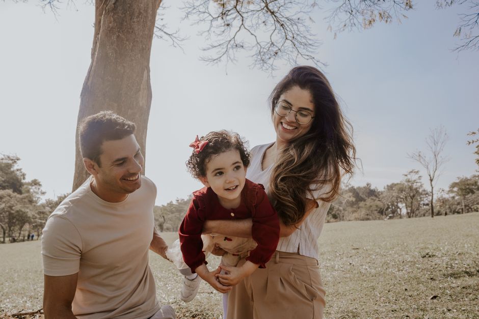 Familia feliz disfrutando de un día soleado en un parque de São Paulo.