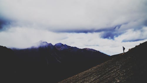 Silhouetfoto Van Persoon Die Zich Op Berg Bevindt