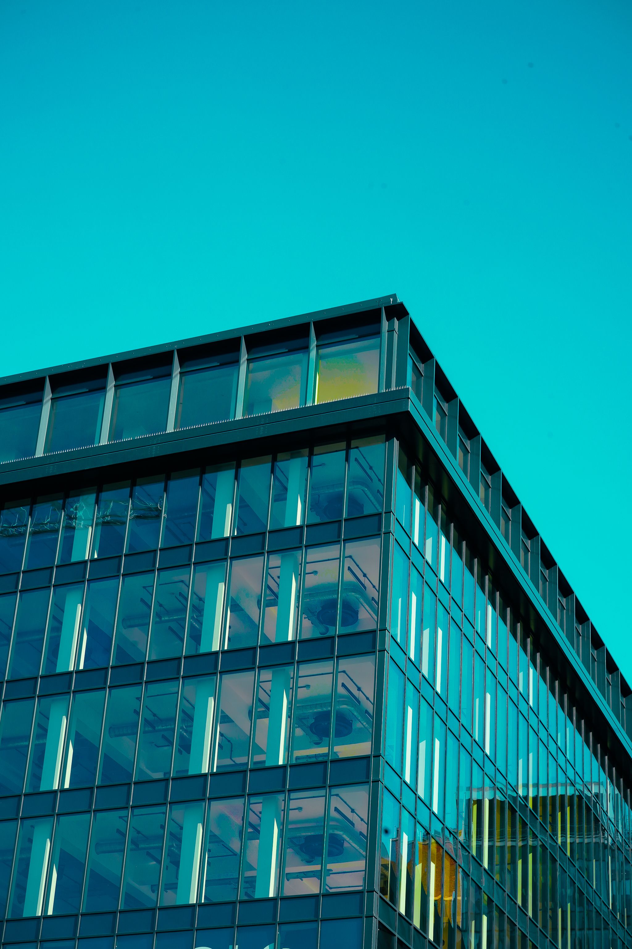 immeuble-de-bureaux-moderne-en-verre-contre-le-ciel-bleu-photo-gratuite