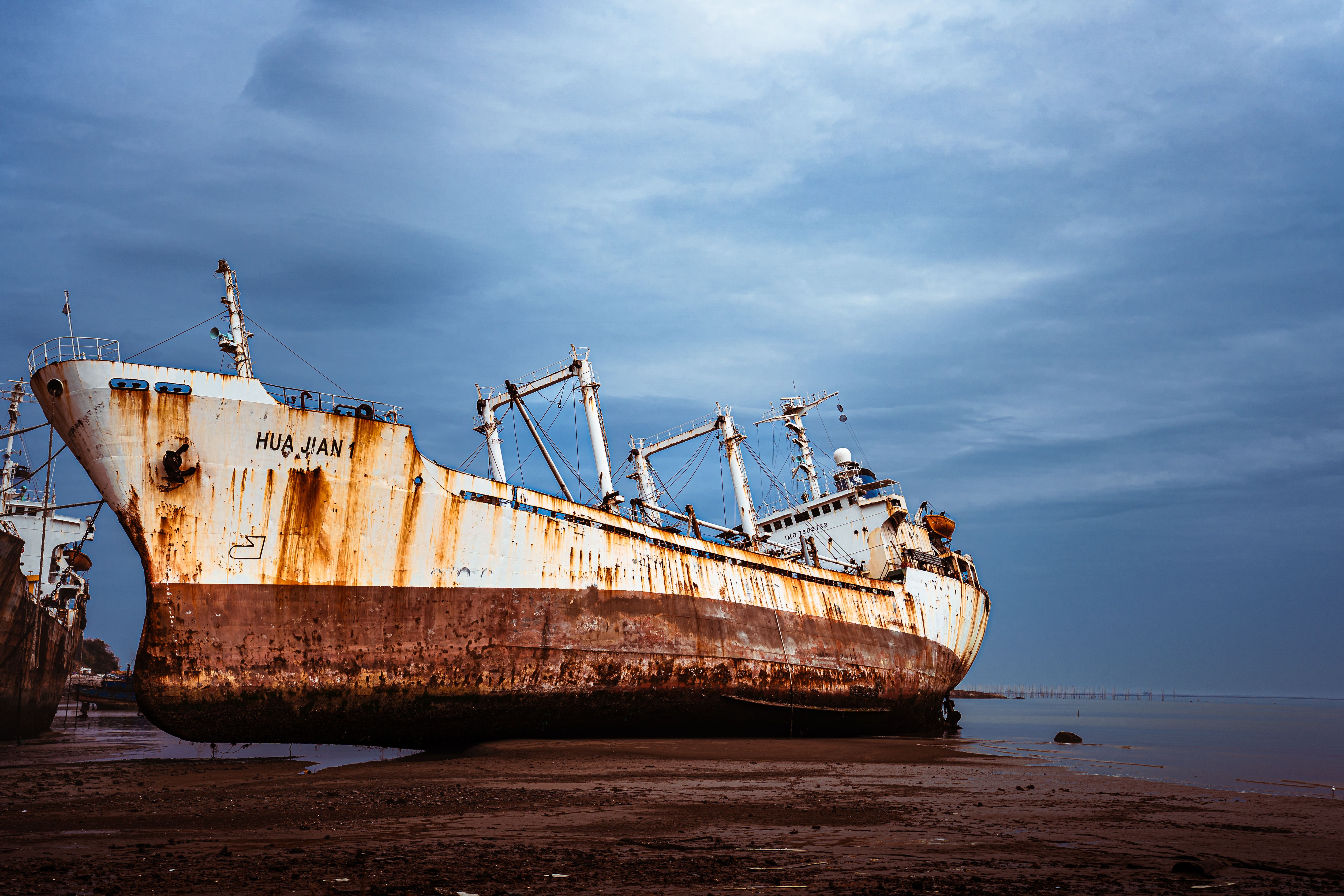 Naufragio Oxidado En Una Playa De Arena Bajo Un Cielo Nublado · Foto de ...