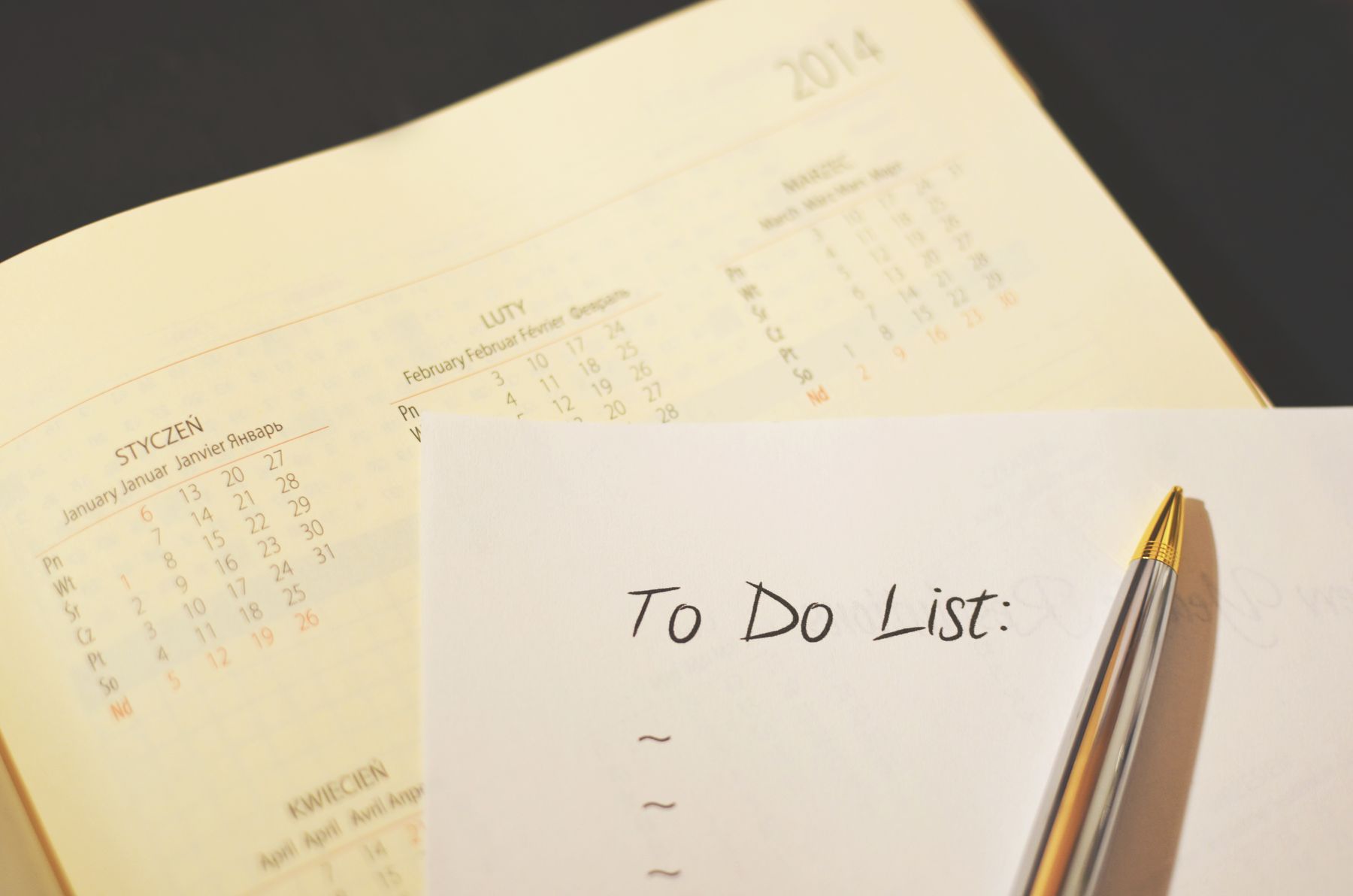 Calendário e lista de tarefas sobre uma mesa