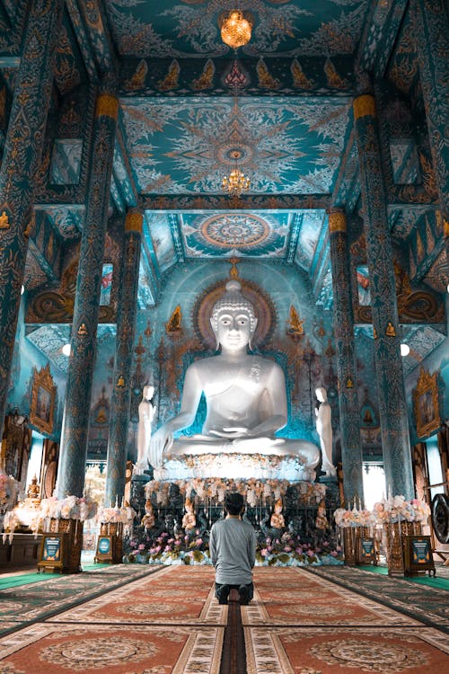 Peron Buda'da İyi şans Dua Ediyor