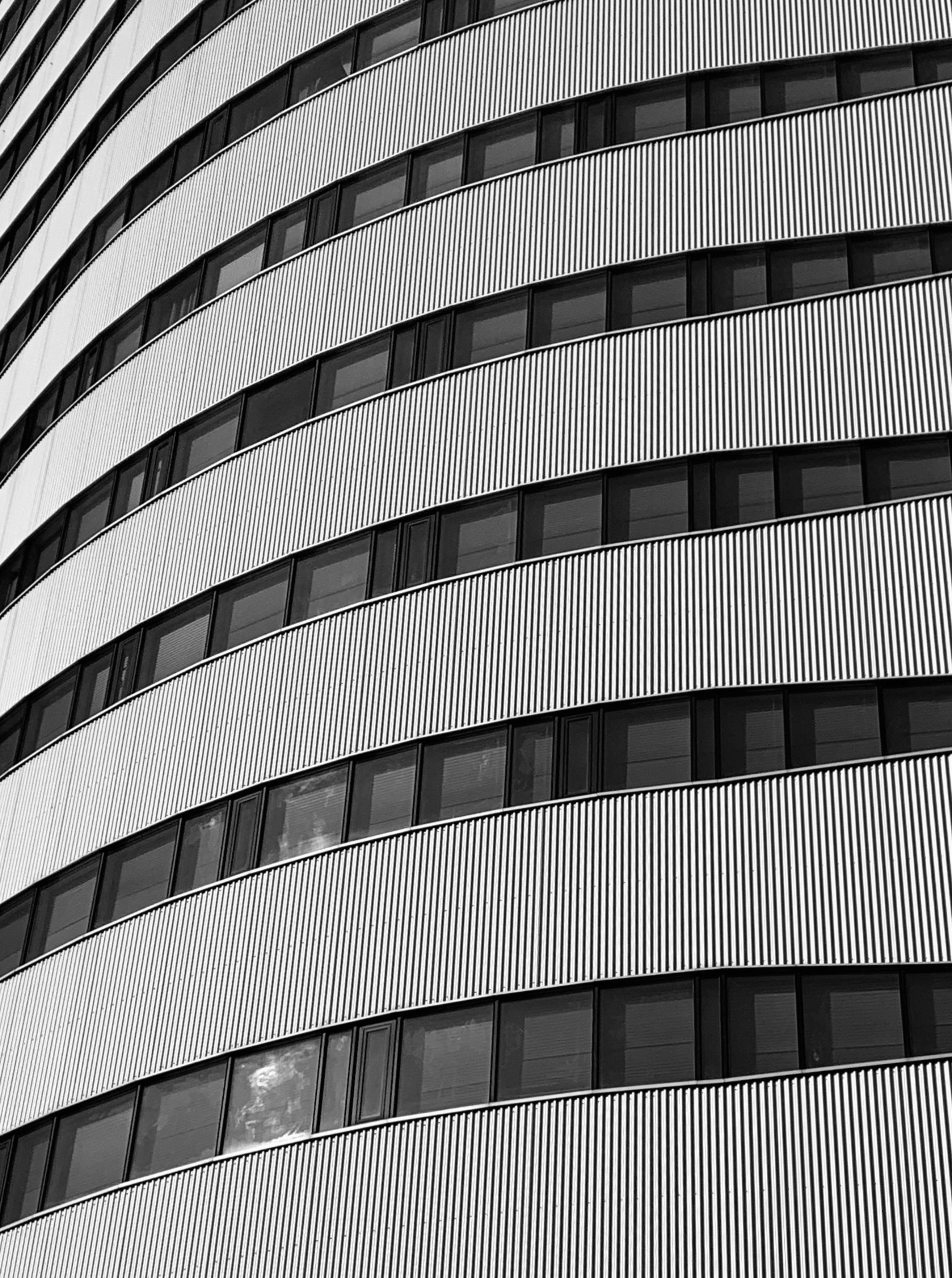 阿姆斯特丹的现代建筑立面呈弧形，以黑白色调展现了城市设计元素