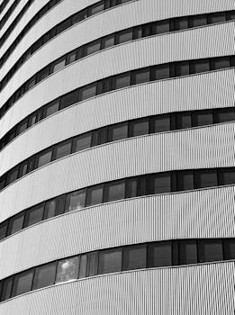 阿姆斯特丹的现代建筑立面呈弧形，以黑白色调展现了城市设计元素