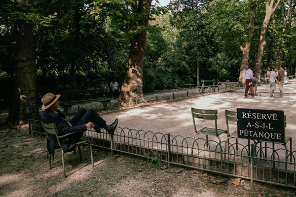 Terrain de pétanque en ville
