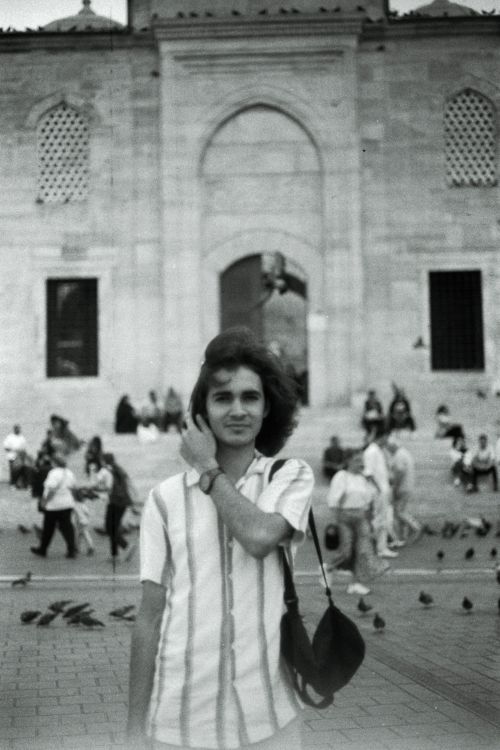Free Vintage black and white portrait of a person in front of a historical building in Istanbul. Stock Photo