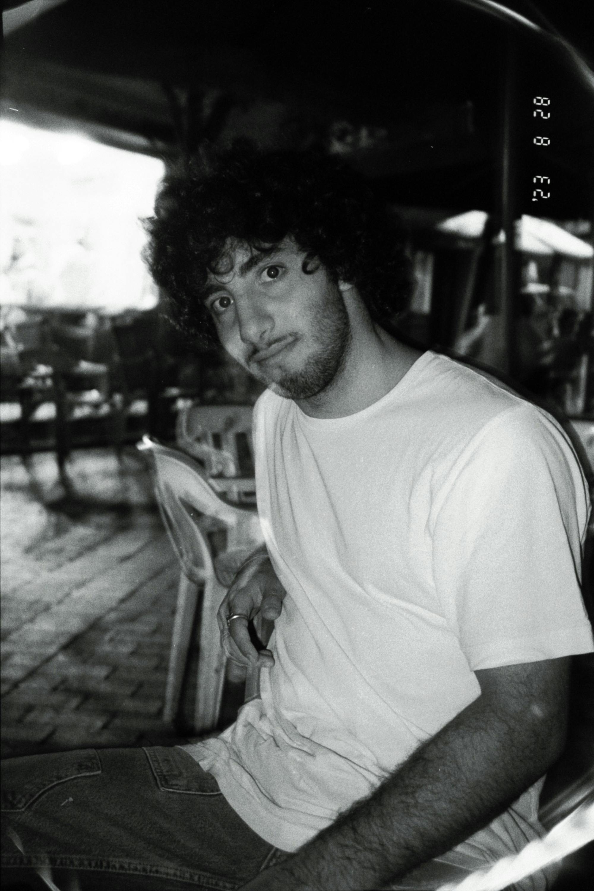 Bucuria de a deveni contesă în tricoul alb și blugii ei simpli