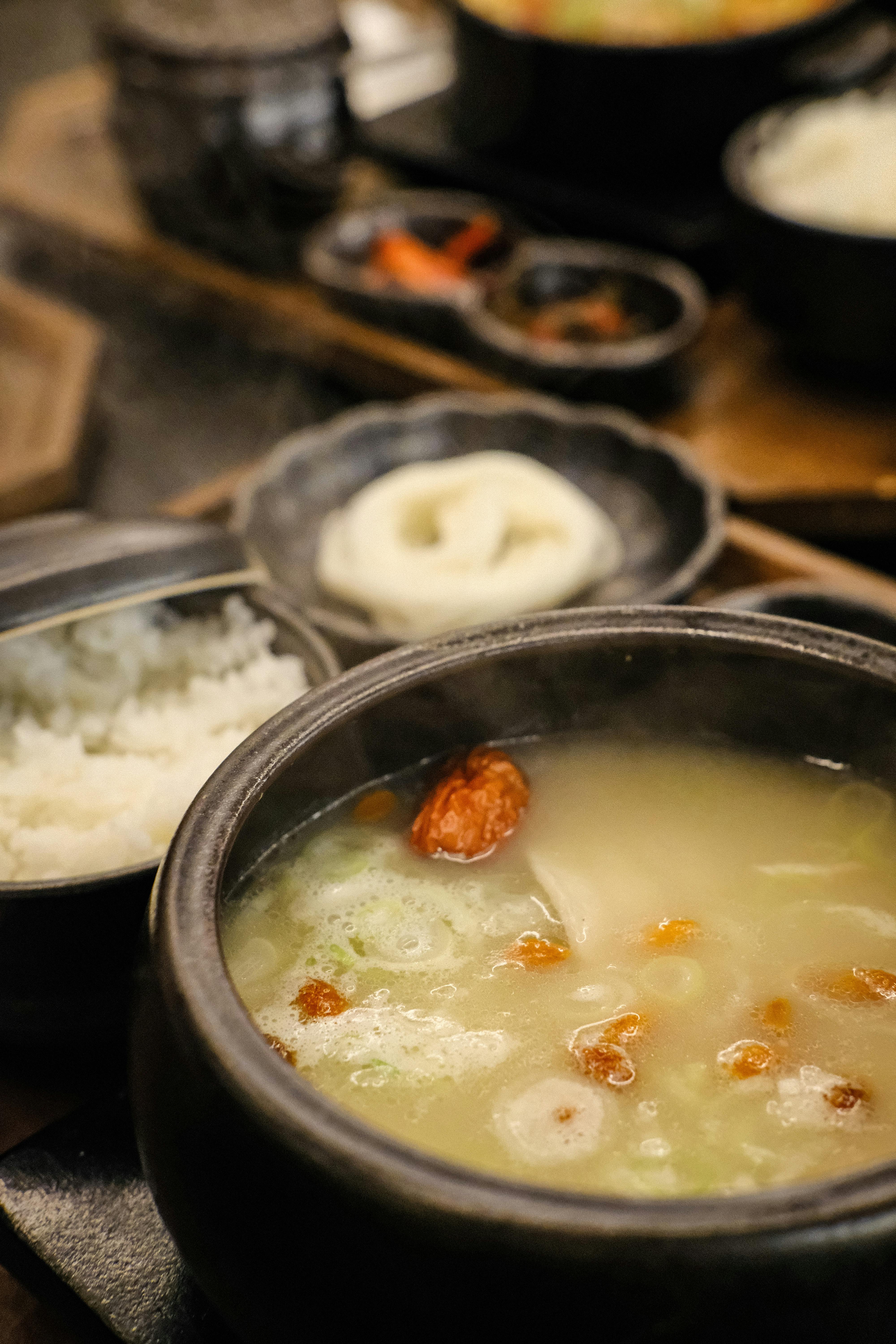 뜨끈한 한국 전통 뚝배기 순두부찌개와 밥이 놓인 식탁 풍경