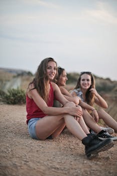 三名年轻女子坐在户外，轻松地享受着马耳他阳光明媚的一天