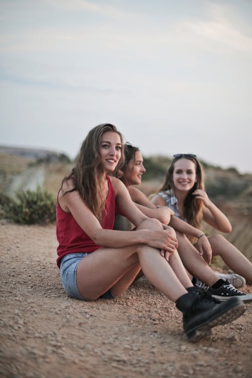 Photo De Femmes Assises Sur Le Sol