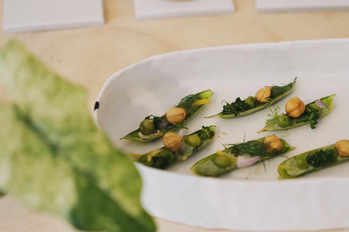 Guisantes emplatados con guarnición vegetal