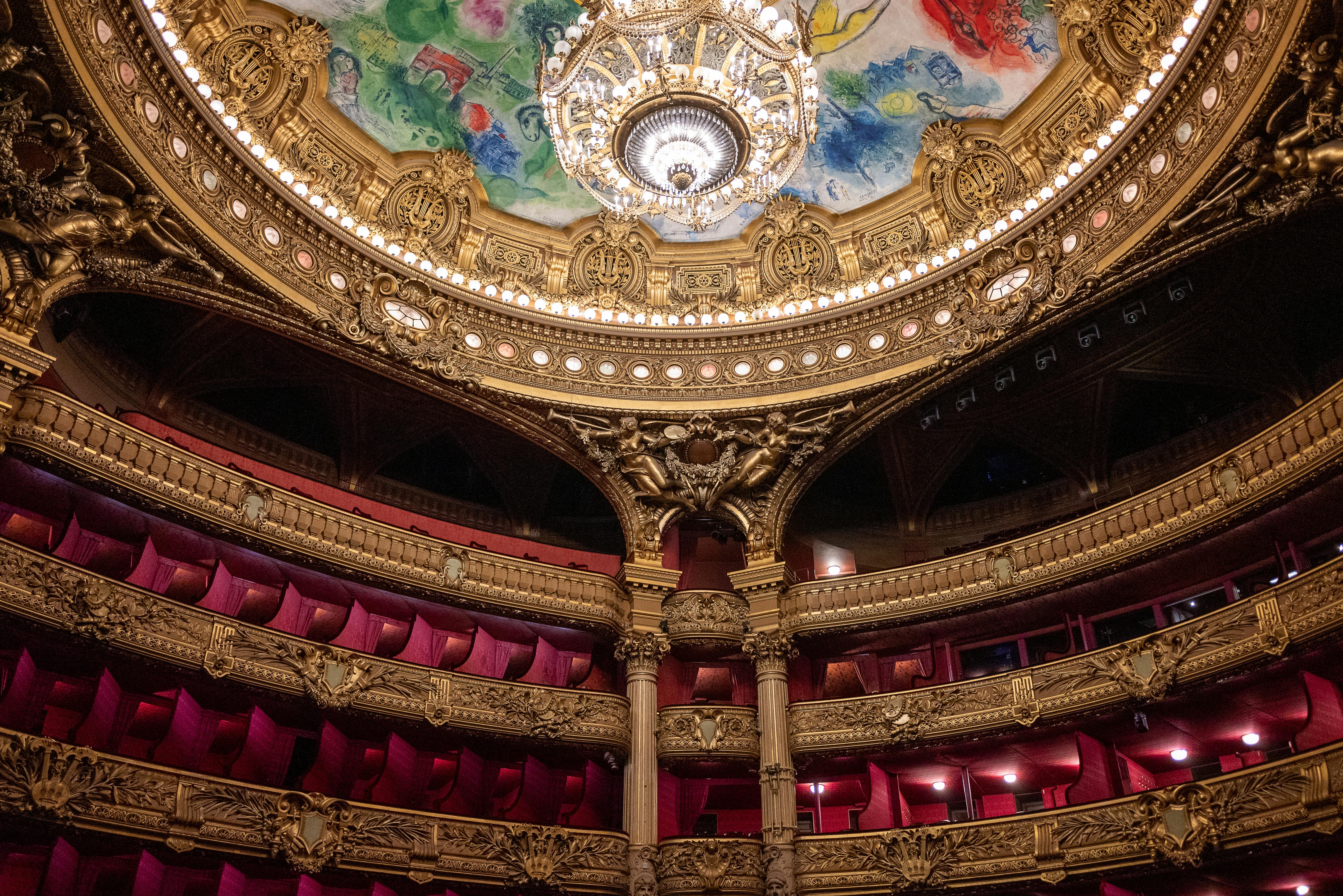 De franc Interior luxós d'un teatre de París amb detalls daurats ornamentats i un llum de sostre. Foto d'estoc