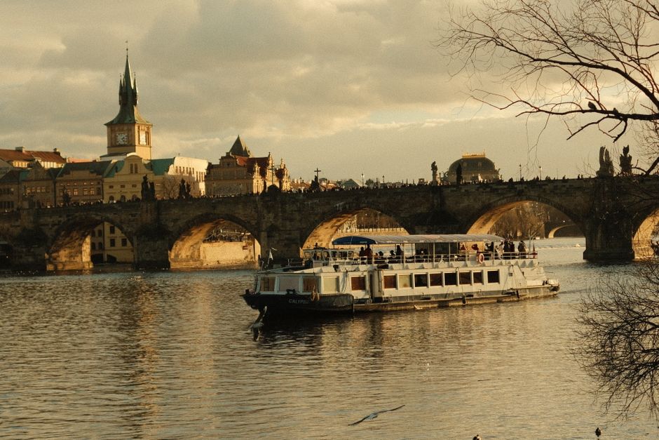 Croisière Fluviale Vltava - Coucher de Soleil et Dîner