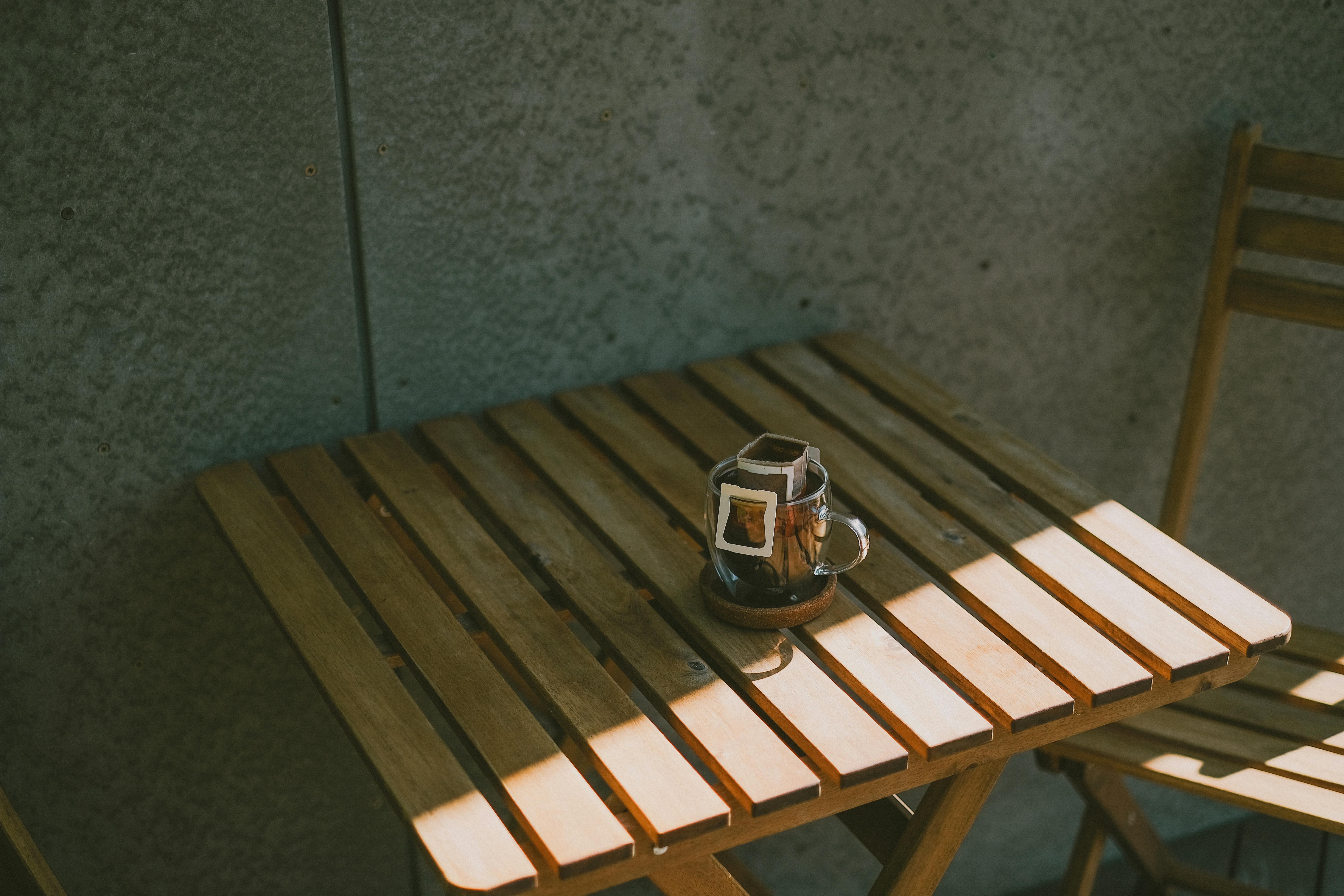 Detail eines Druckminderers und Filters an einem Außenwasserhahn auf dem Balkon