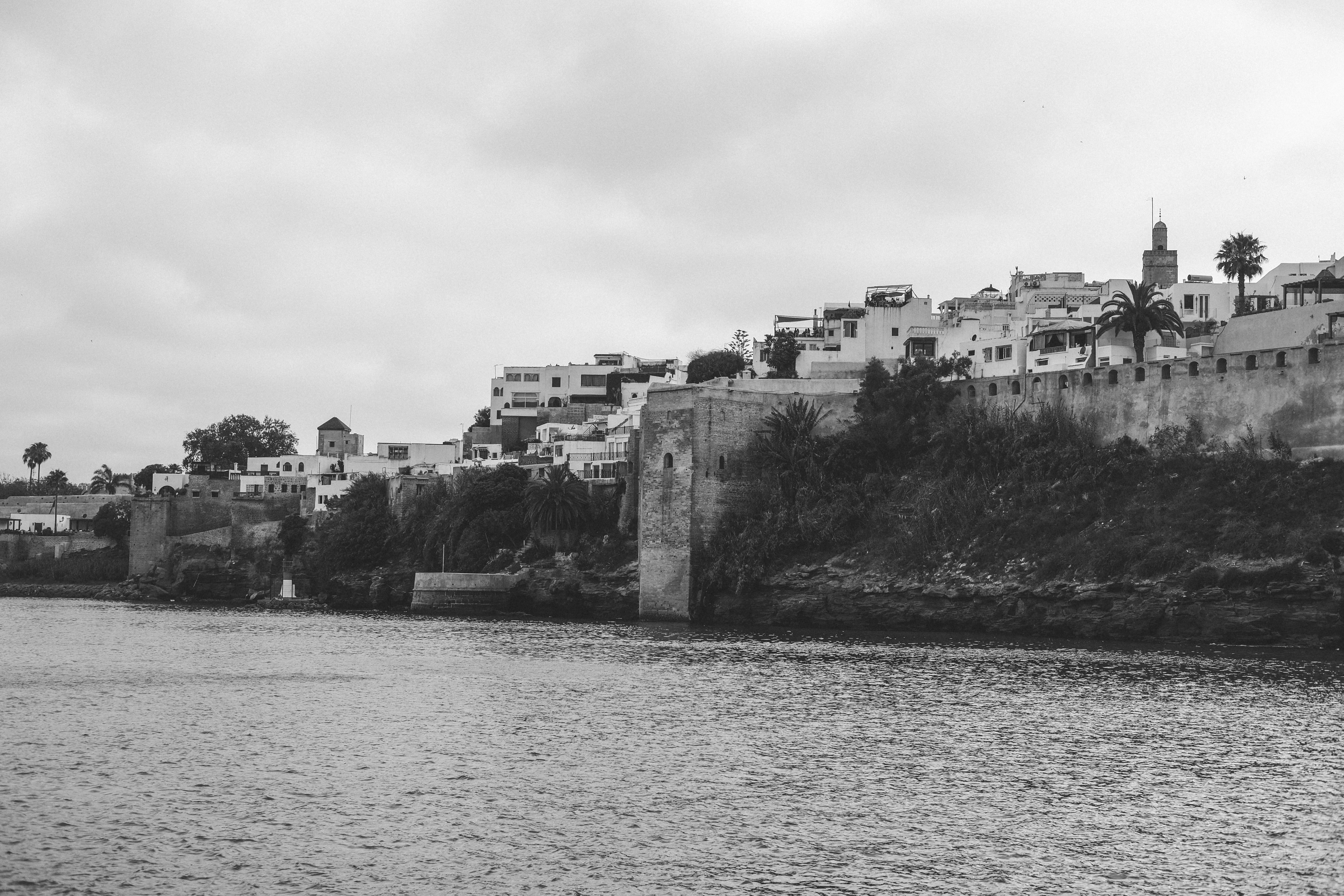 Vue urbaine au crépuscule, à l’image de rabat.