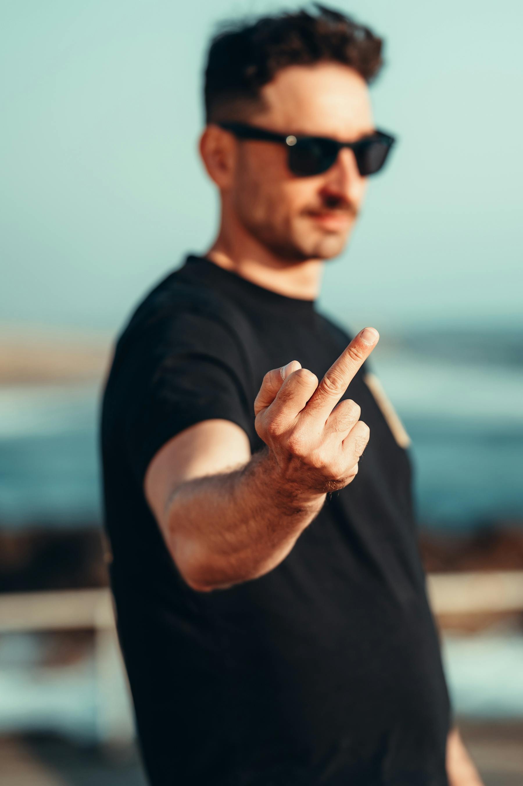 bezplatná Základová fotografie zdarma na téma bokeh, částečně viditelný obličej, Černé tričko Základová fotografie