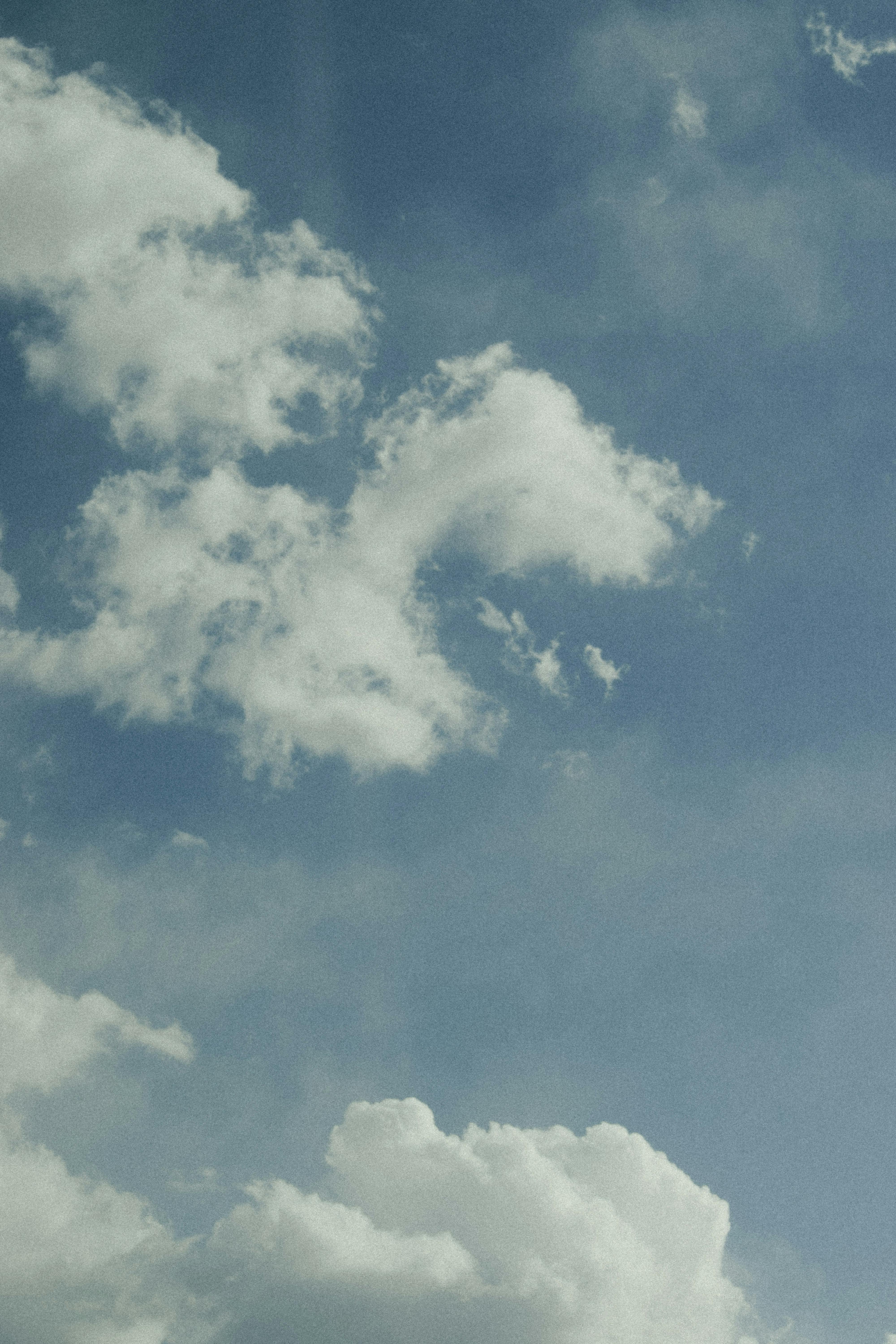 grátis Céu azul claro e sereno, cheio de nuvens macias e fofas flutuando suavemente. Foto profissional