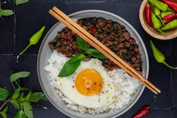 Salteado thai de ternera con albahaca