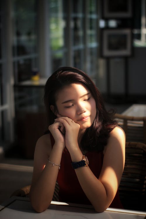 Photo De Femme Appuyée Sur La Table