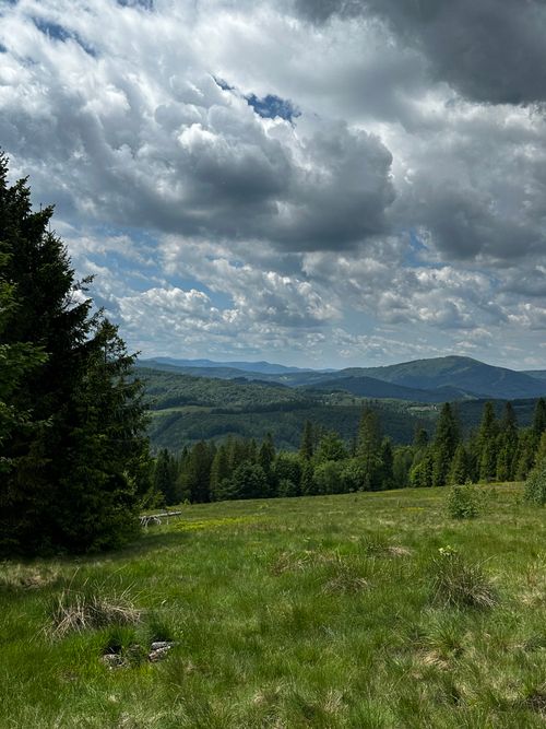 Free A serene view of mountains and cloudy skies with lush greenery below, perfect for nature enthusiasts. Stock Photo