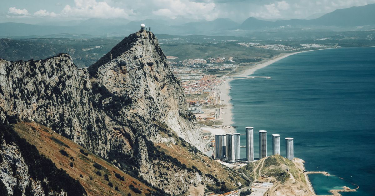 Vista del Peñón con una eSIM para Gibraltar activa en el móvil