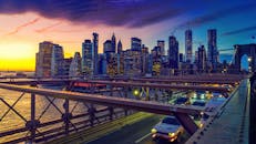 日落时分，纽约市的地平线和布鲁克林大桥呈现出迷人的景色