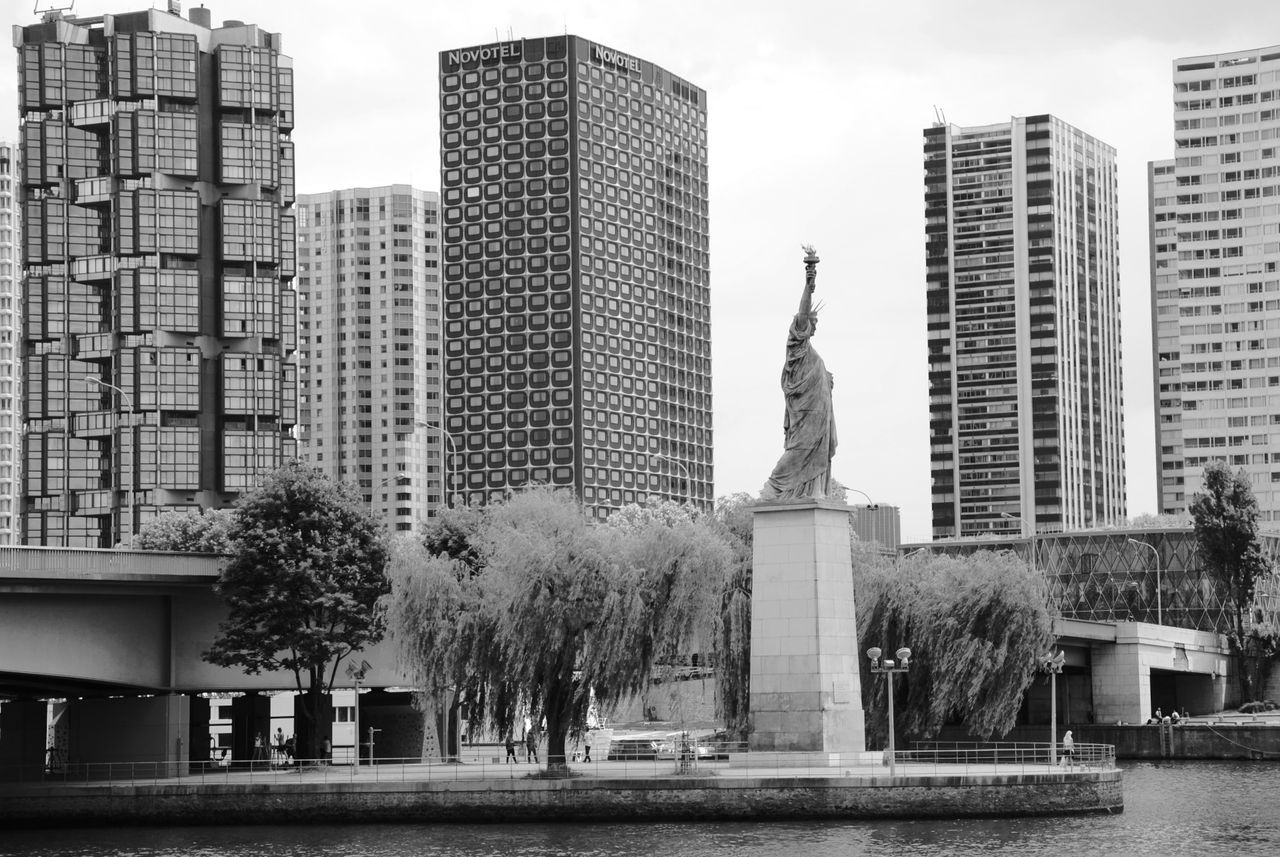 Paris compte six répliques de la Statue de la Liberté
