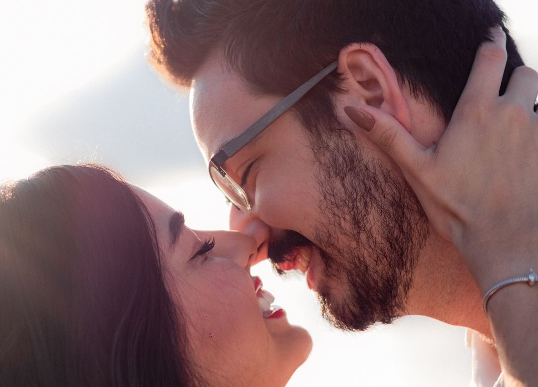 Online dating: starting a conversation on a niche platform