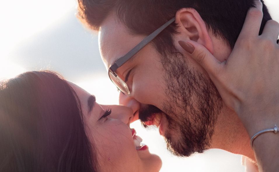 Online dating: starting a conversation on a niche platform