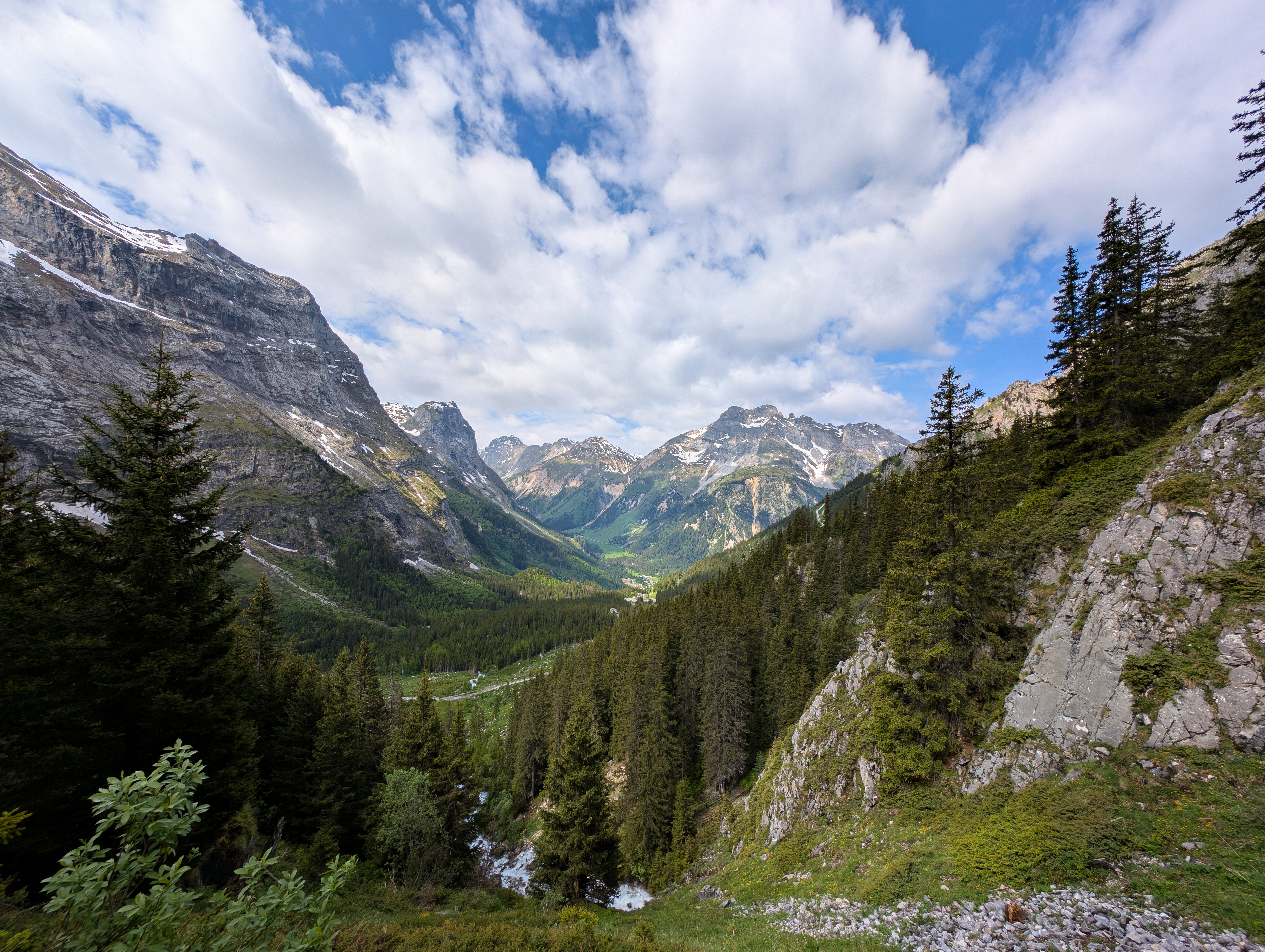 Gratis Bentang alam pegunungan yang menakjubkan di Taman Nasional Vanoise, Prancis, dengan lembah yang subur dan puncak yang menjulang tinggi. Foto Stok