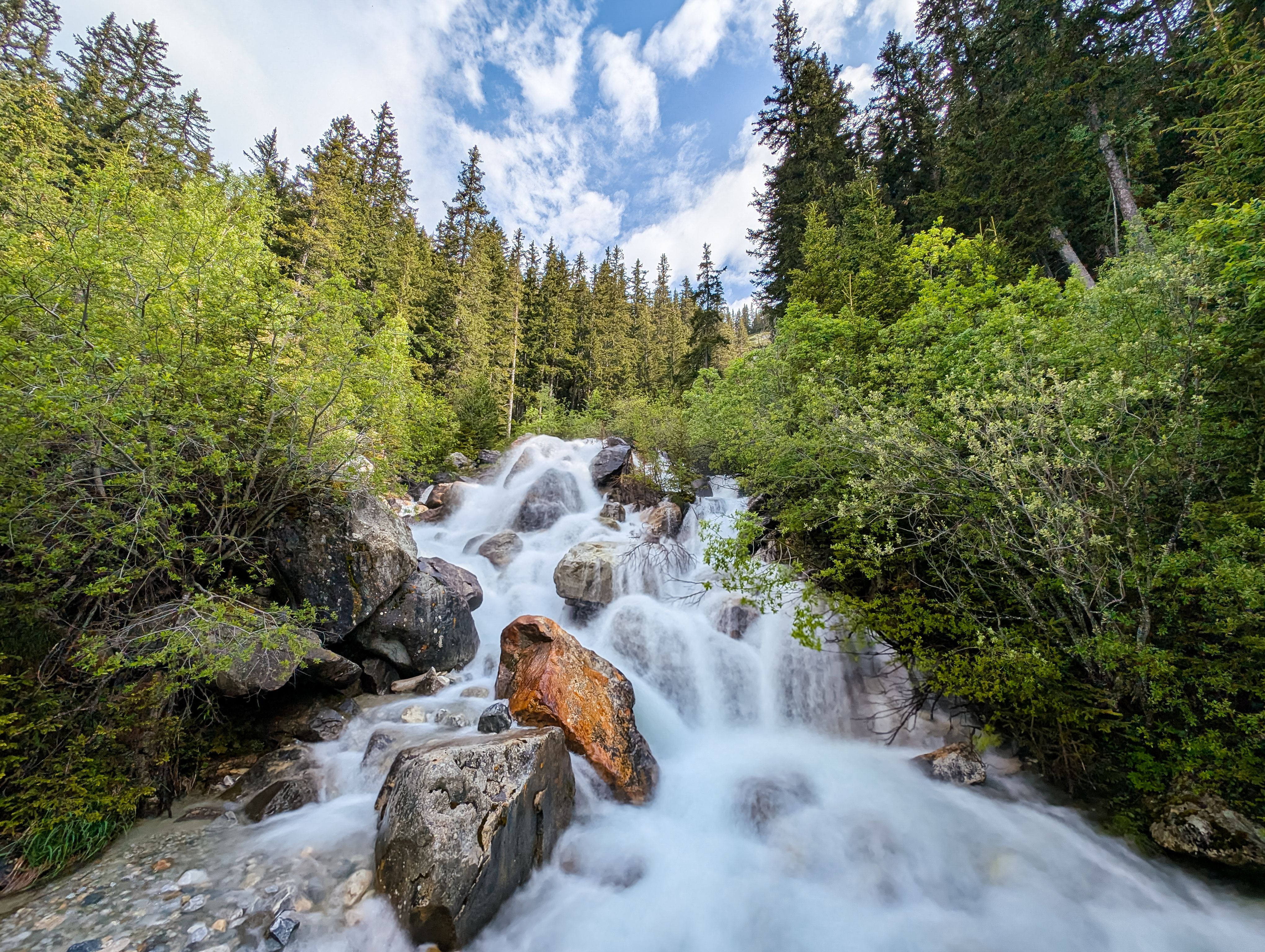 Gratis Temukan keindahan alam air terjun yang mengalir di Taman Nasional Vanoise, Prancis. Foto Stok