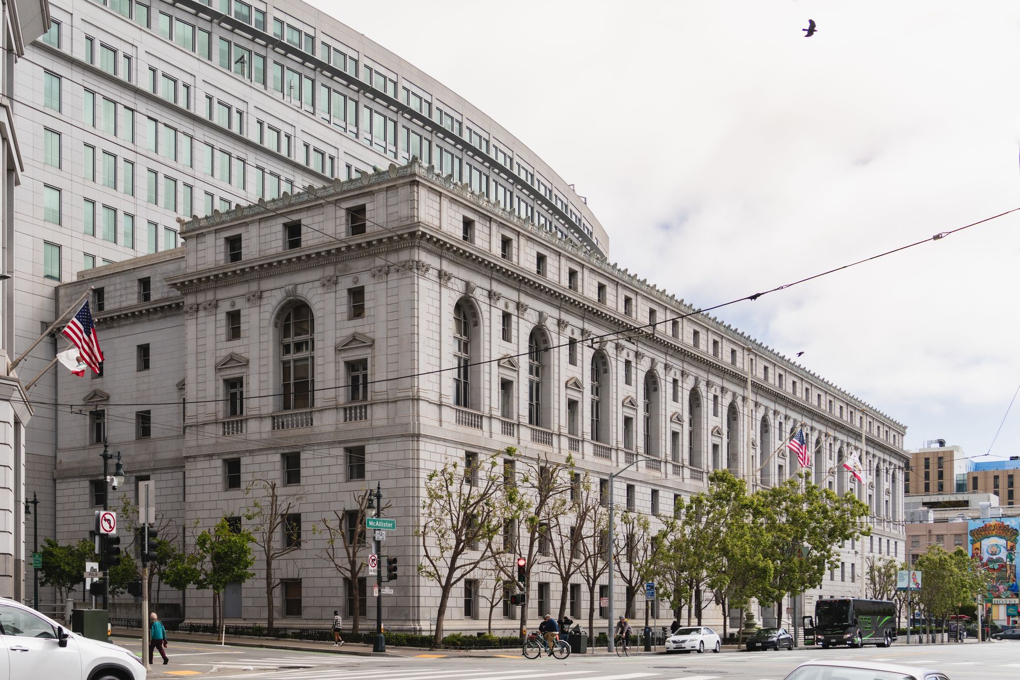 Fachada de un edificio de tribunales federales de Estados Unidos vista desde la acera