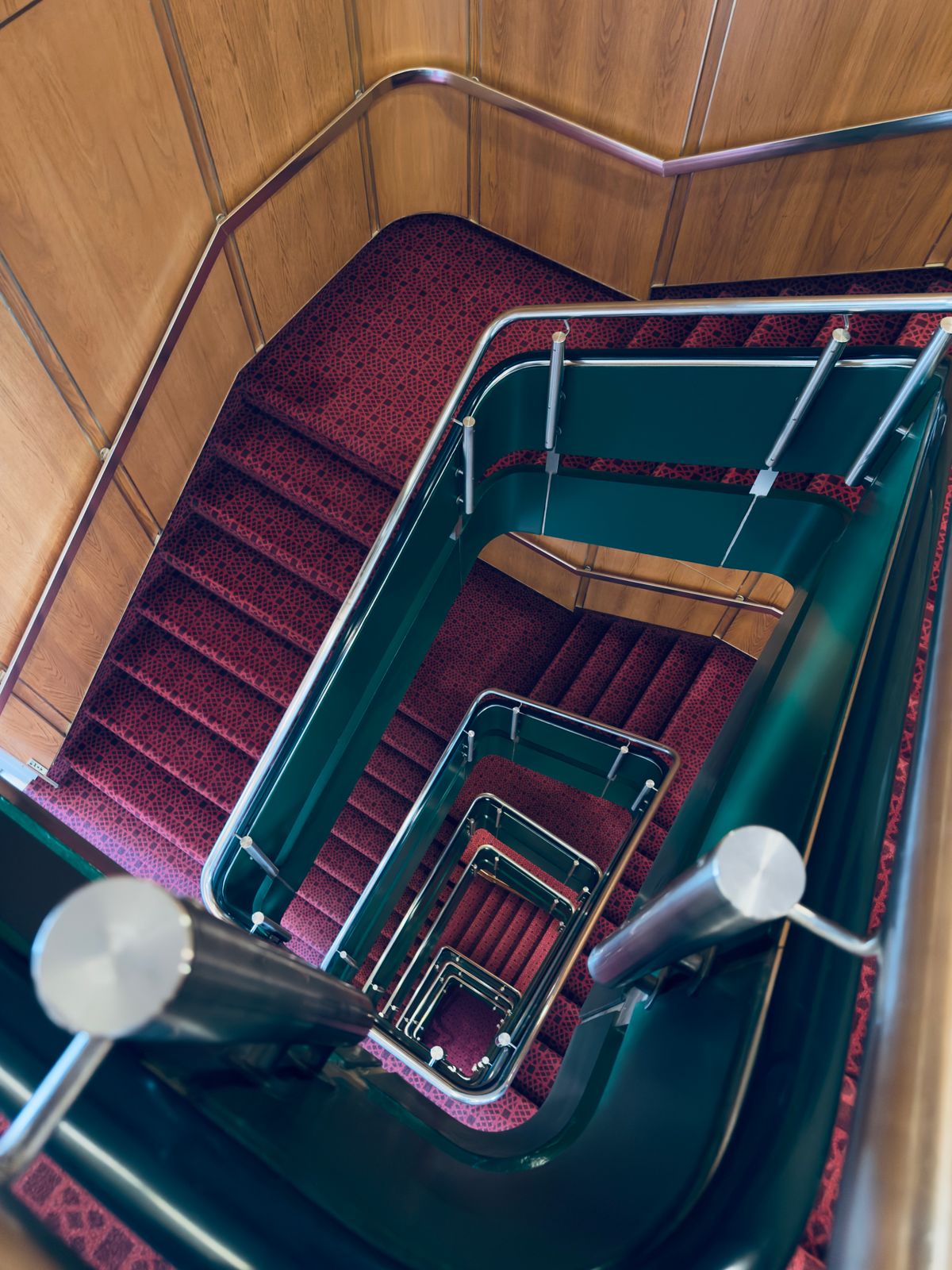 Escalera elegante de estilo clásico en interior de barco o exhibición