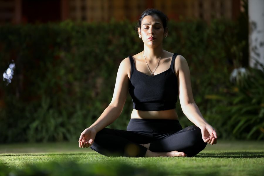 Personne assise en méditation dans un parc, illustration