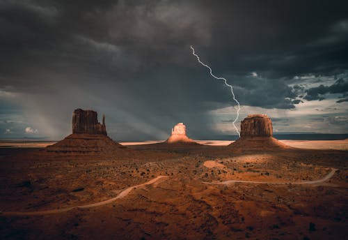Why Dry Lightning Can Be Risky And Unusual