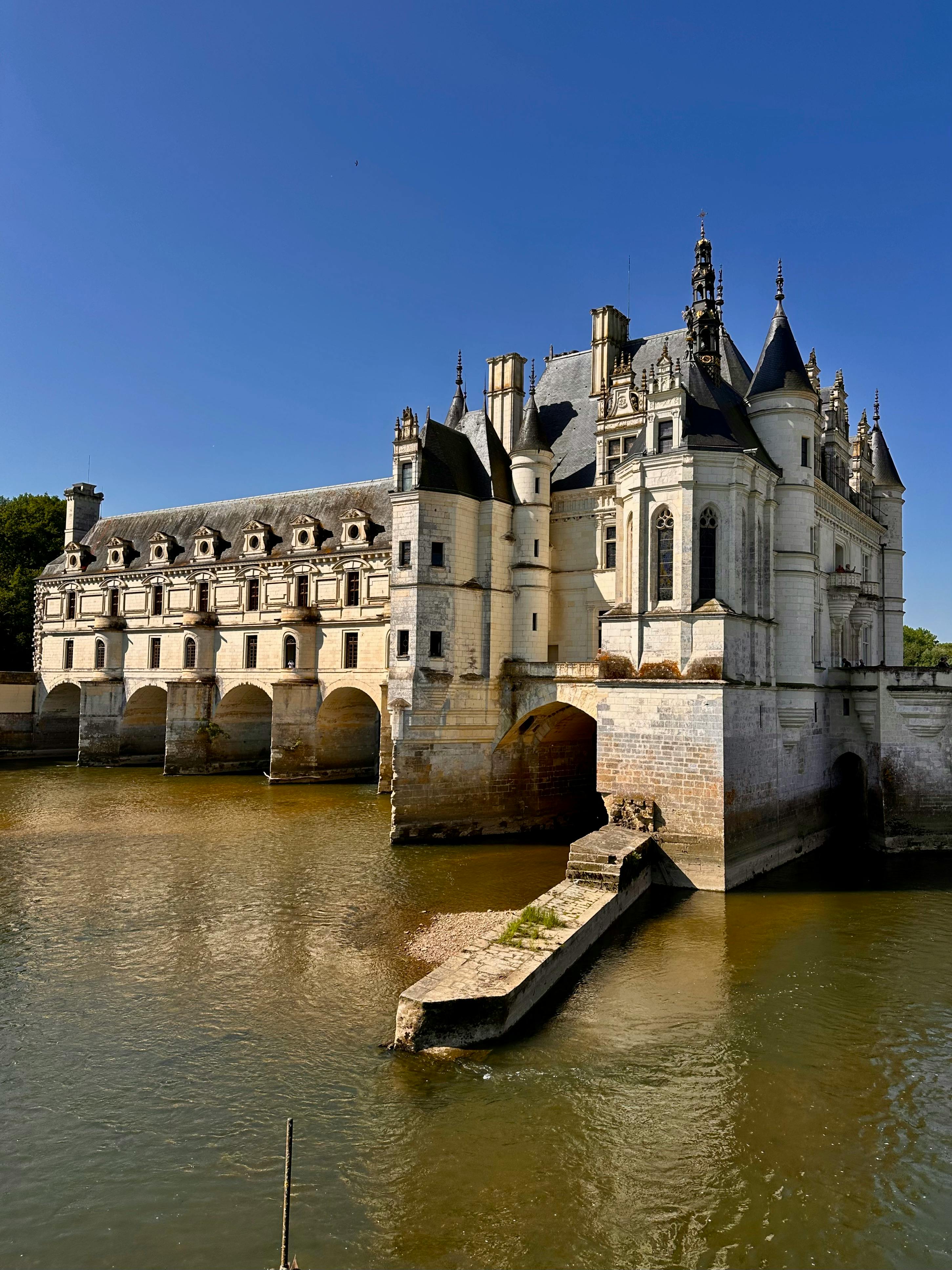 法国Chenonceaux，Château de Chenonceau倒映在谢尔河中的美景
