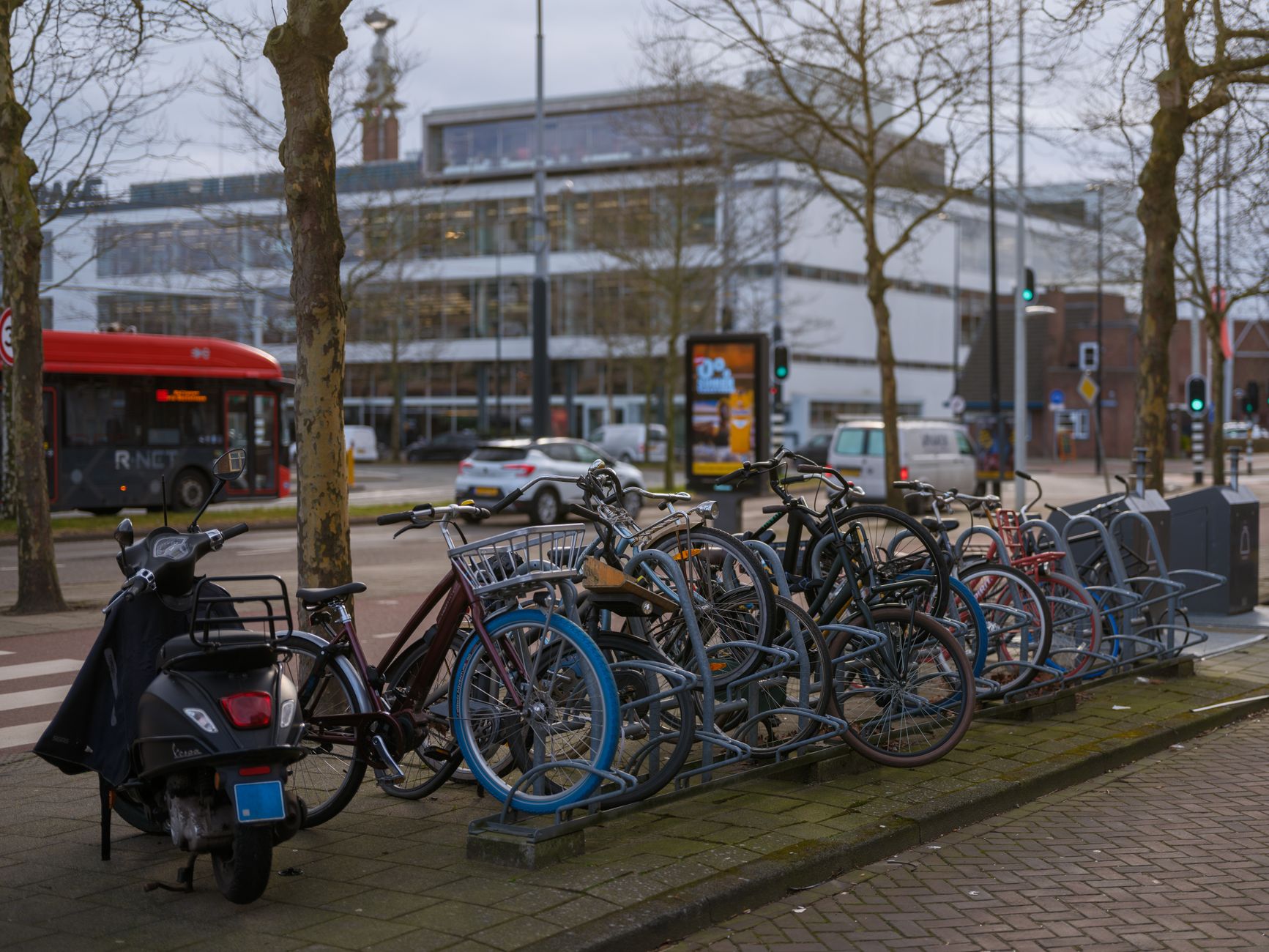 Bus pakketbezorger belandt in water in Oud-Beijerland