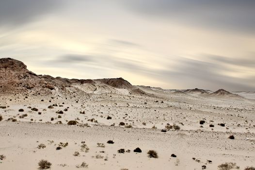 Vue fascinante du vaste désert de Dakhla sous un ciel de coucher de soleil serein, mettant en valeur la beauté naturelle et la tranquillité.