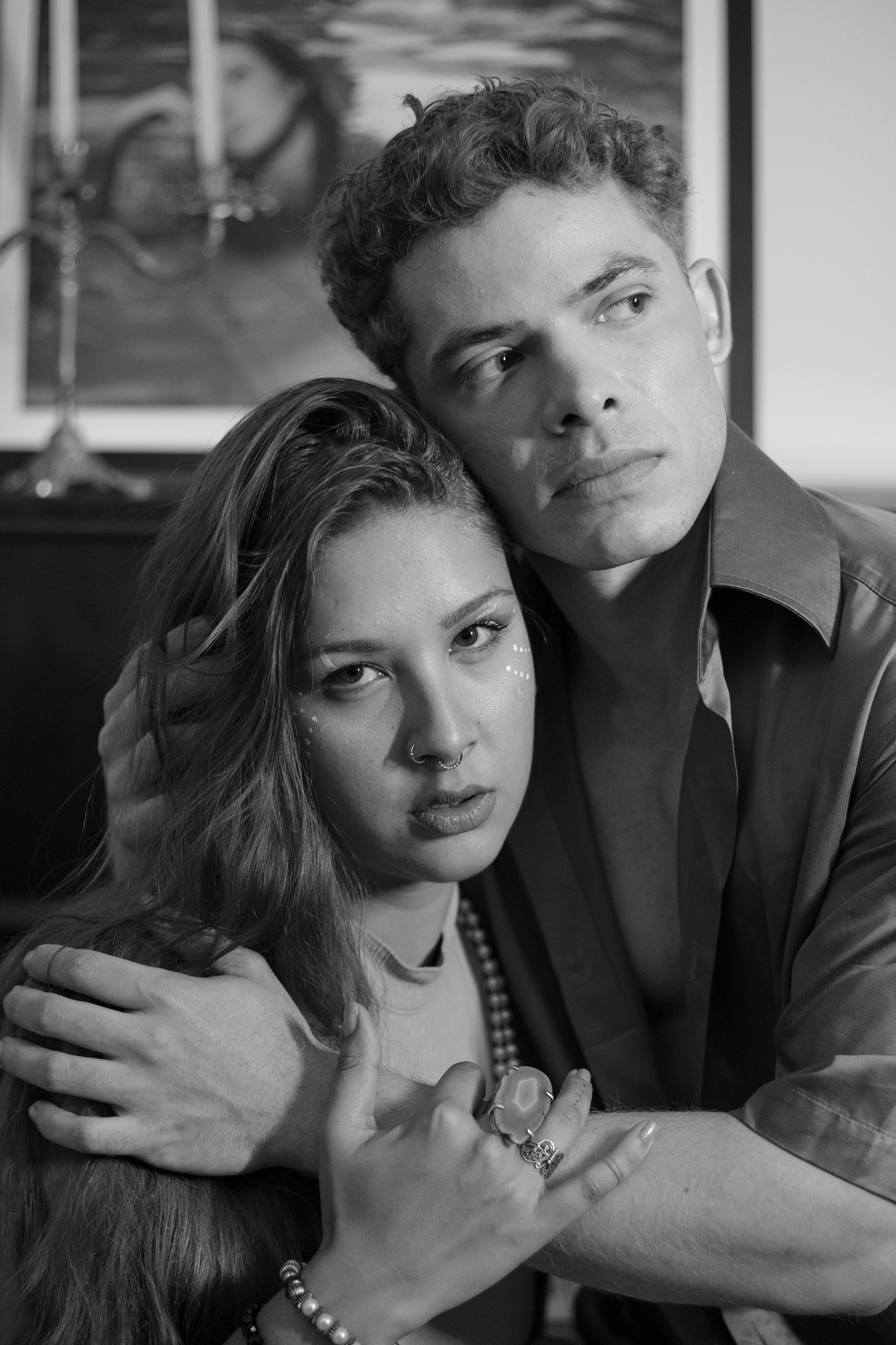 Casal em fotografia dramática em preto e branco