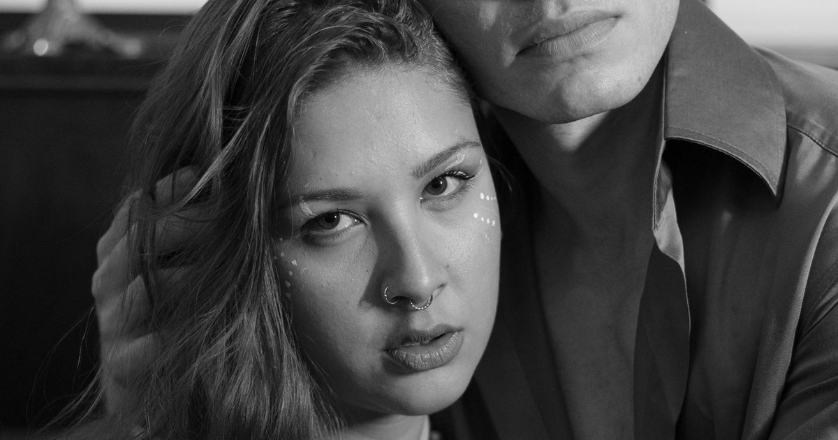 Casal em fotografia dramática em preto e branco