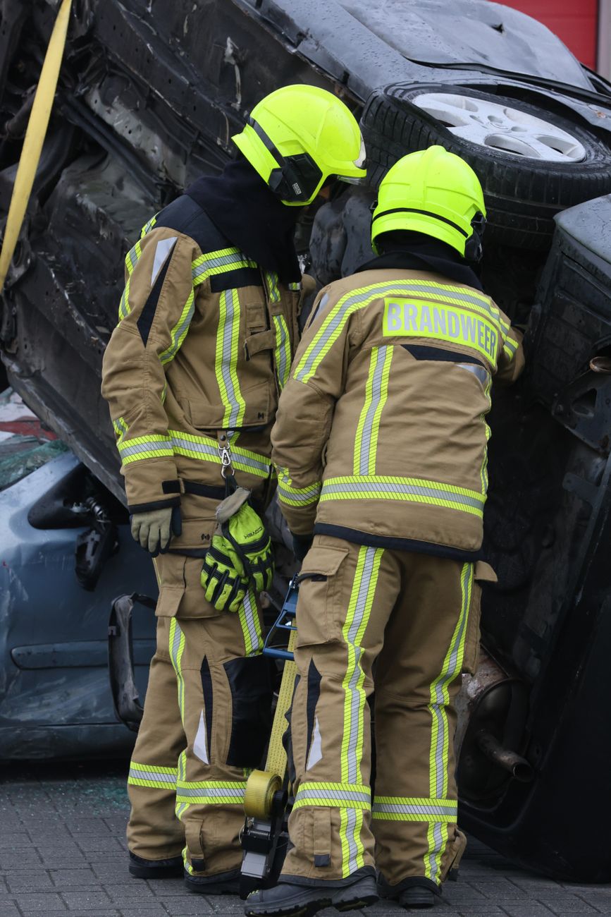 Echipaj de descarcerare intervenind la un accident de muncă în Timișoara Echipaj de descarcerare intervenind la un accident de muncă în Timișoara