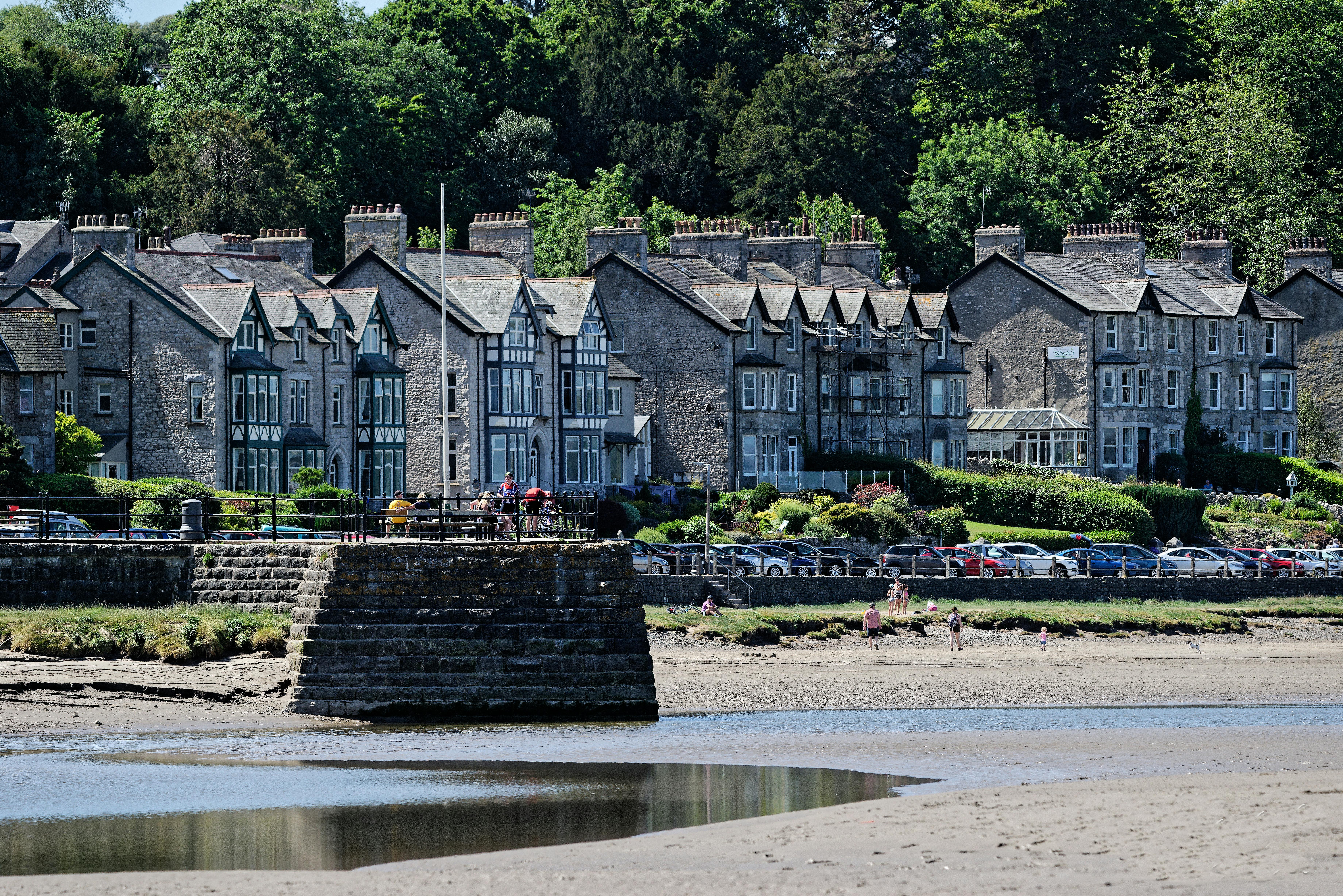 무료 해변과 하구가 전면에 보이는 아른사이드 산책로를 따라 늘어선 전통 주택의 아름다운 풍경입니다. 스톡 사진