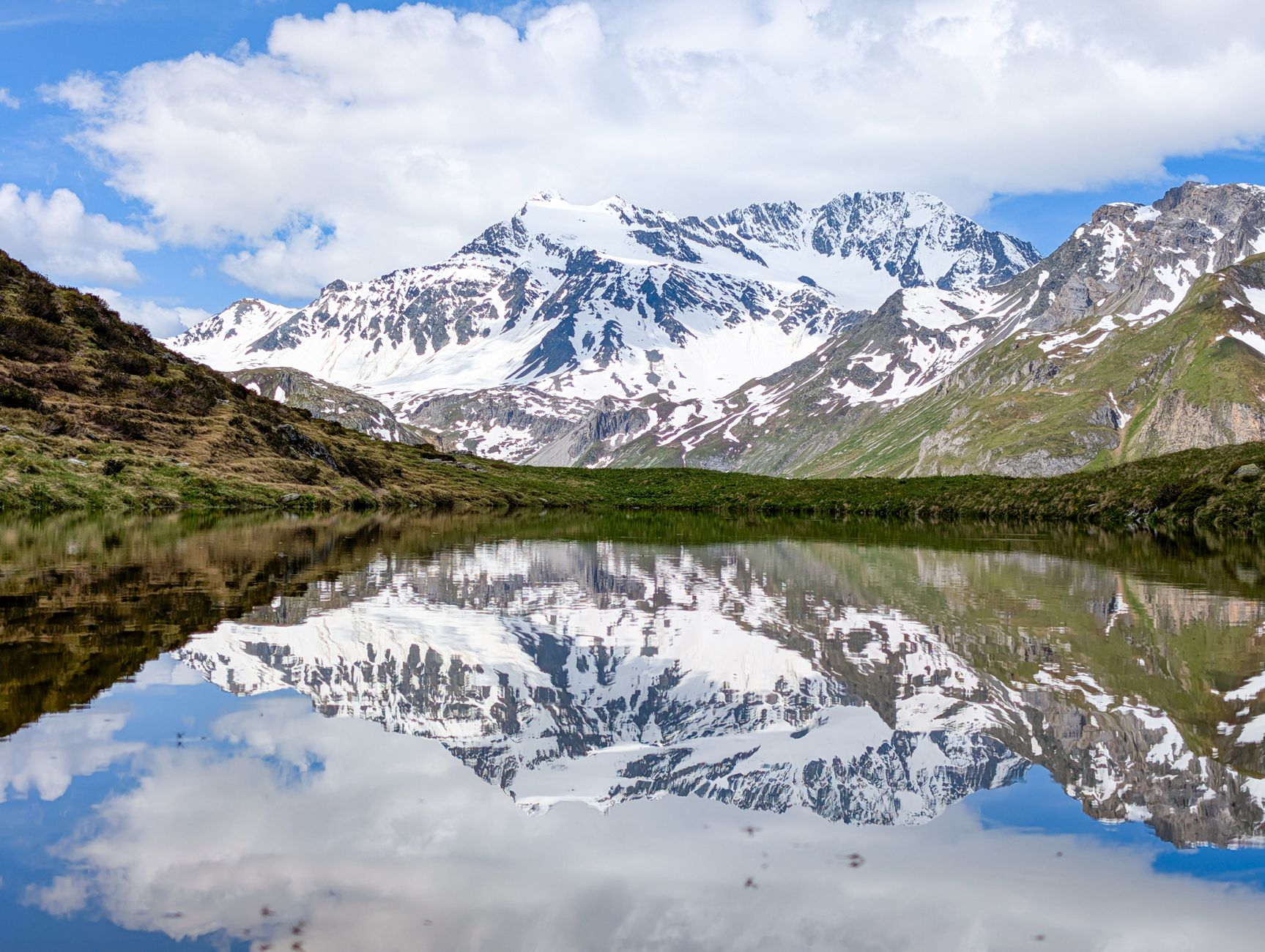 Berge & Spiegelung in der Natur – Lebendiges Landschaftsfoto