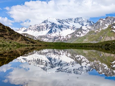 Berge & Spiegelung in der Natur – Lebendiges Landschaftsfoto