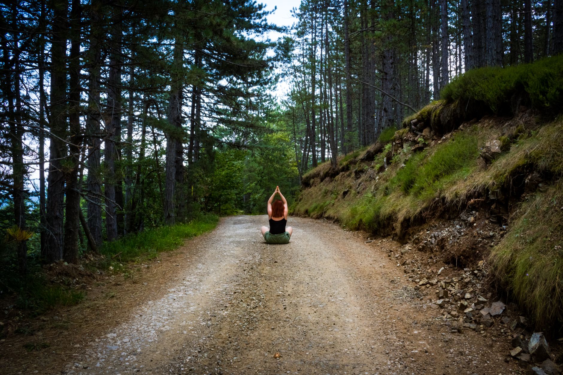 Frau beim Spaziergang in der Natur – Erholung und mentale Gesundheit
