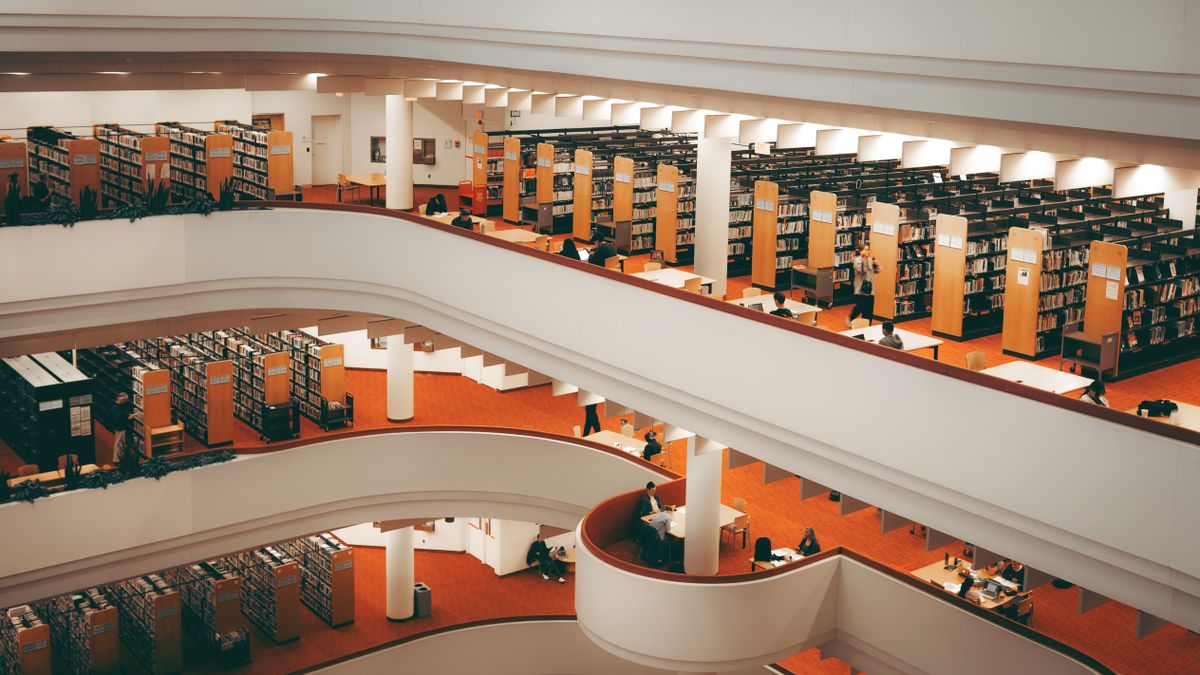 Modern Circular Library Interior with Bookshelves · Free Stock Photo