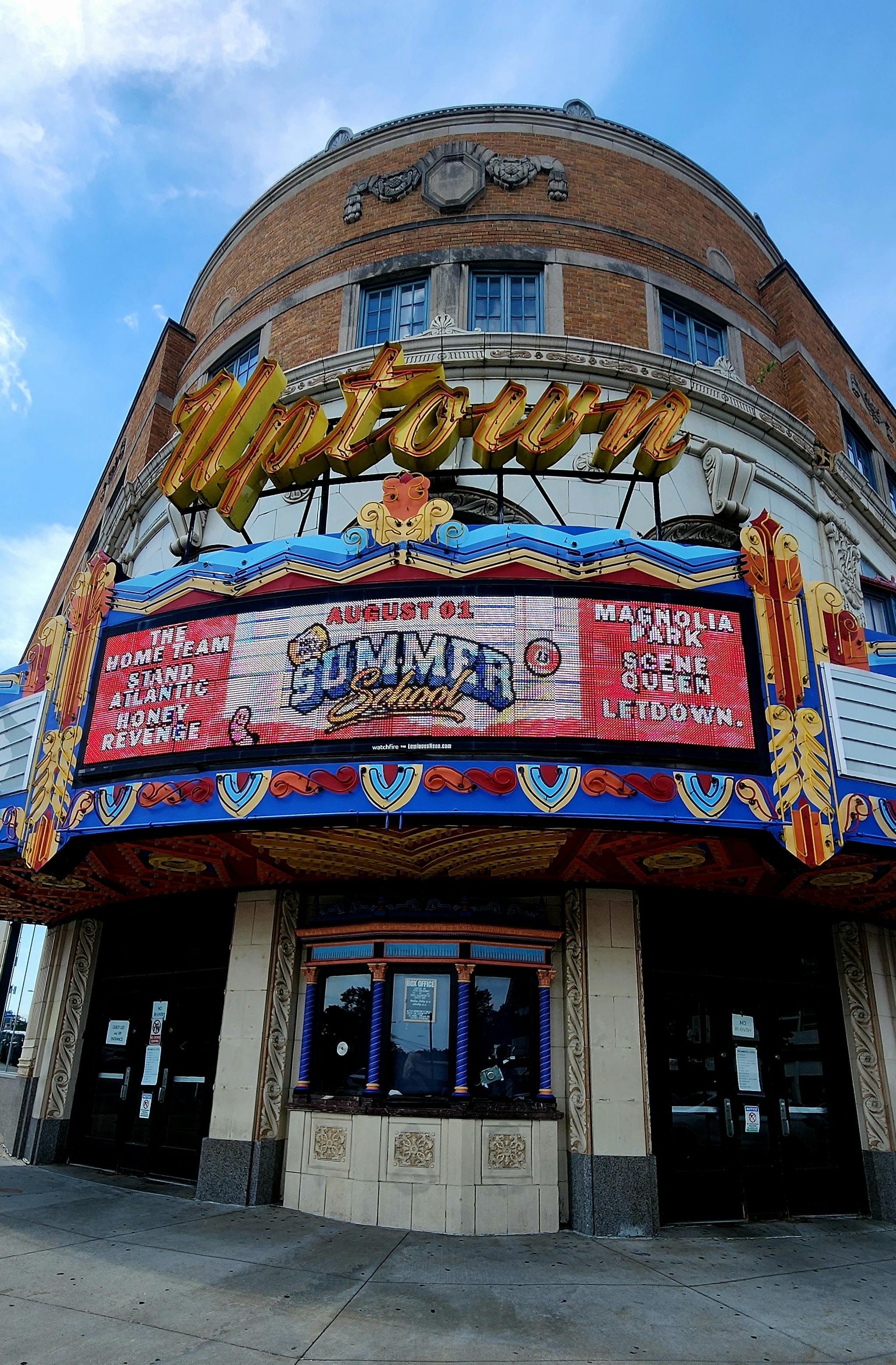 gratis De iconische buitenkant van het Uptown Theater in Kansas City, met een kleurrijk reclamebord. Stockfoto