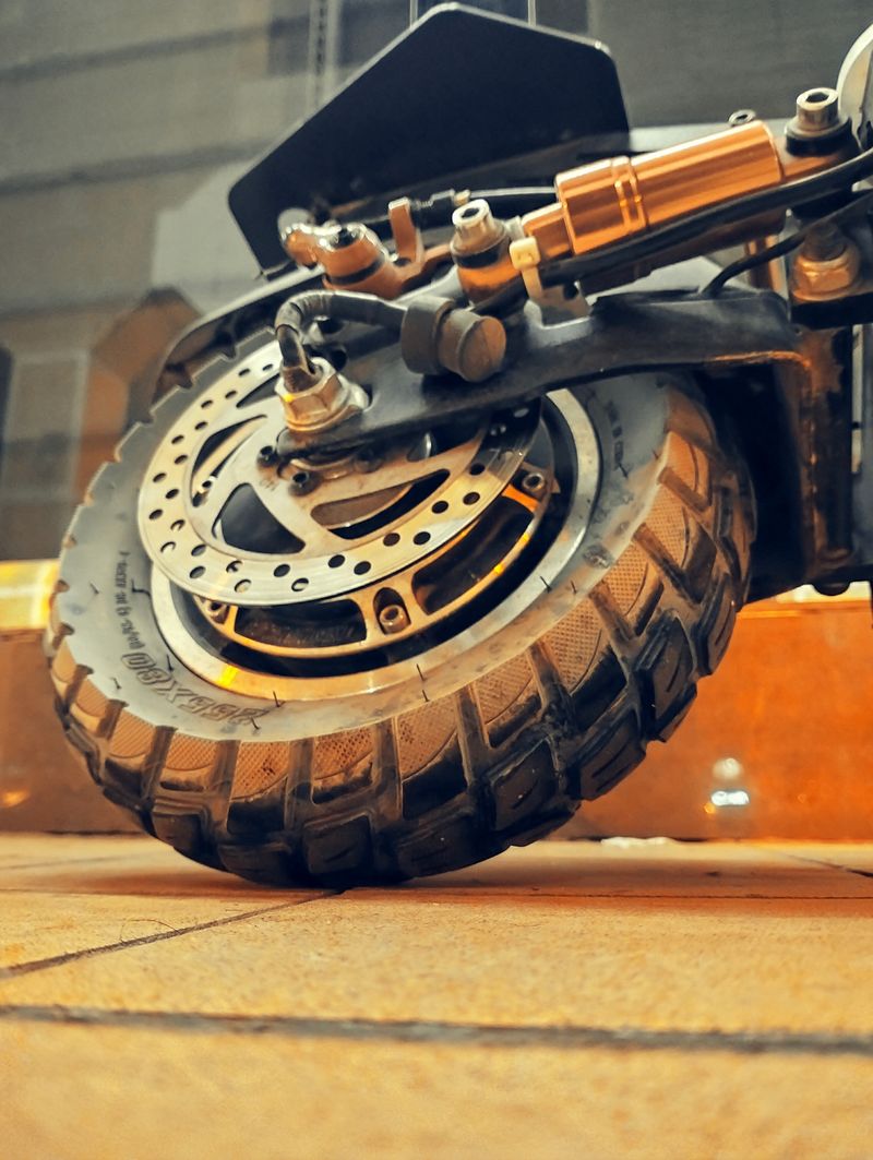Detailaufnahme von Rad und Bremse eines elektrischen Scooters